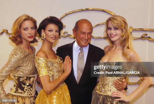 Oscar de la Renta entouré de Christy Turlington, Linda Evangelista et Claudia Schiffer à la fin du défilé Prêt-à-Porter Automne/Hiver en mars 1992, à...