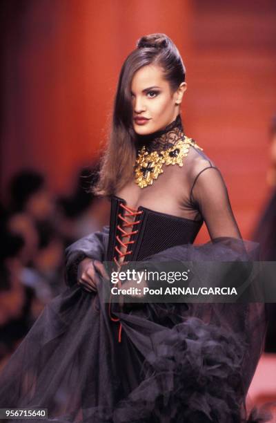 Claudia Mason en robe de voile à corset de la collection Christian Lacroix Prêt-à-Porter Automne/Hiver, mars 1992, Paris, France.