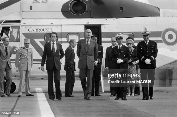 Le président de la République Valéry Giscard d'Estaing entouré de personnalités s'apprêtant à accueillir un chef d'Etat étranger sur l'aéroport...