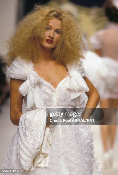 Karen Mulder au défilé Vivienne Westwood, Prêt-à-Porter, Collection Printemps-été 1995 à Paris en octobre 1994, France.