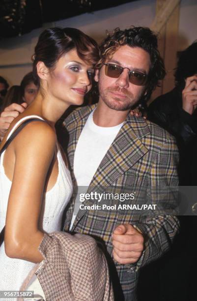 Helena Christensen et son compagnon Michael Hutchence au défilé de Karl Lagerfeld, Prêt-à-Porter, Collection Printemps-été 1995 à Paris en octobre...