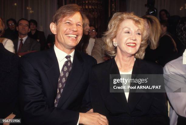 Michael York et sa femme Pat York au défilé Christian Lacroix, Haute-Couture, Collection Printemps-été 1994 à Paris en janvier 1994, France.