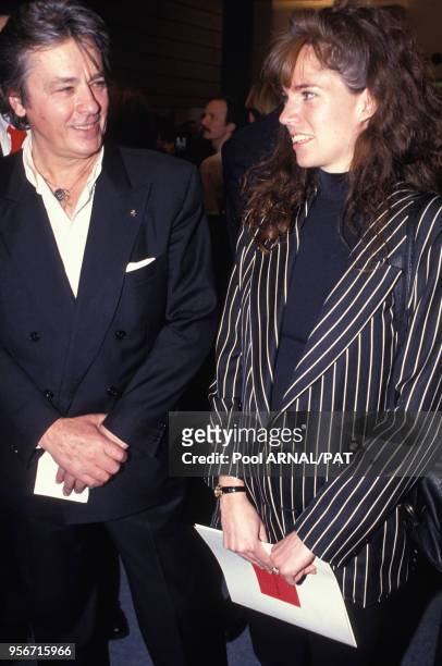 Alain Delon et sa compagne Rosalie van Breemen au défilé Ungaro, Haute-Couture, Collection Printemps-été 1994 à Paris en janvier 1994, France.