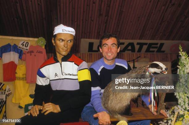 Bernard Hinault, à côté de sa statue en cire, met fin à sa carrière le 9 novembre 1986, France.