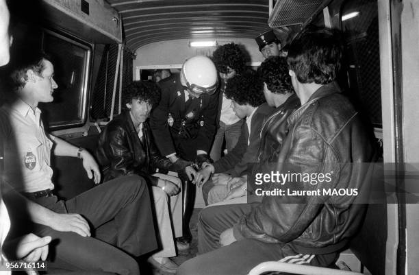 Jeunes hommes menottés dans un véhicule de la police lors d'un contrôle le 5 juin 1983 à Paris, France.
