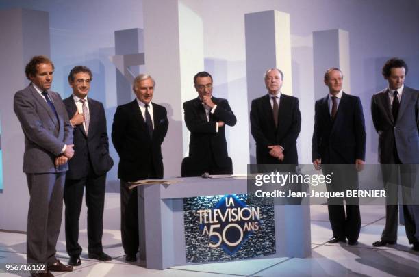 Patrick Poivre d'Arvor, François de Closets, Yves Mourousi et Jean-Marie Cavada lors de l'émission des 50 ans de la télévision le 7 décembre 1986 à...