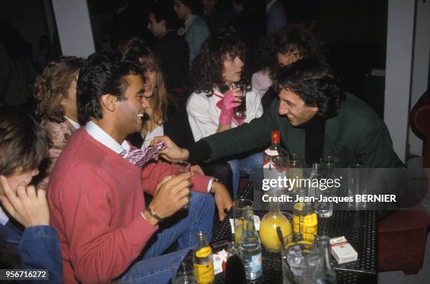 Anthony Delon et Richard Anconina lors de la soirée d'anniversaire de Etienne Daho à Paris, France, le 9 janvier 1986.