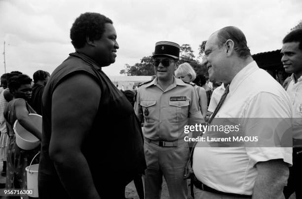 Raymond Barre visite un camp de réfugiés du Surinam lors de sa viste à Saint-Laurent-du-Maroni le 12 mars 1987, en Martinique.