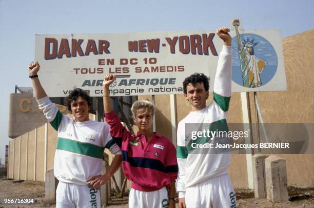 Alain Pichavant et Stéphane Peyron se préparent à traverser l'Atlantique en planche à voile, Dakar, janvier 1986, Sénégal.