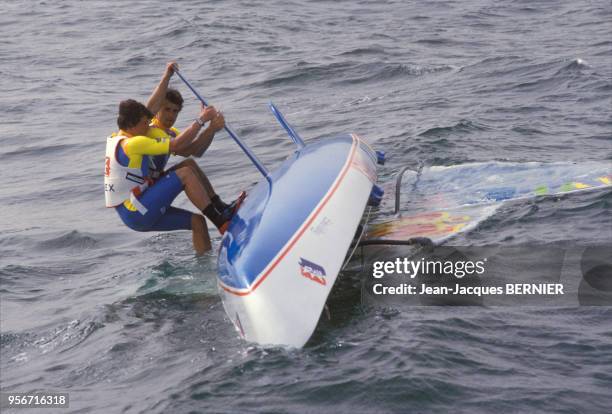 Alain Pichavant et Stéphane Peyron se préparent à traverser l'Atlantique en planche à voile, Dakar, janvier 1986, Sénégal.