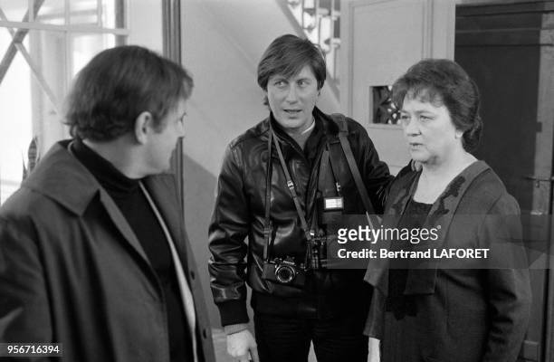 Jean-François Stevenin, Jacques Dutronc et Jacqueline Maillan sur le tournage du film 'Y-a-t'il un Français dans la salle' réalisé par Jean-Pierre...