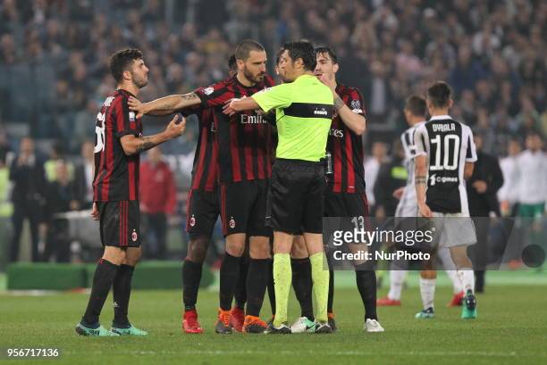 Leonardo Bonucci protest with the referee during the Italian Cup final match between Juventus FC and AC Milan at Stadio Olimpico on May 09, 2018 in...