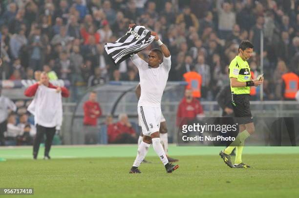Douglas Costa celebrates after scoring during the Italian Cup final match between Juventus FC and AC Milan at Stadio Olimpico on May 09, 2018 in...