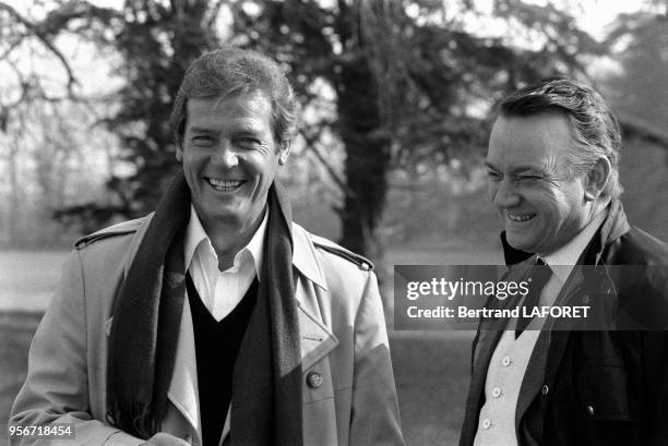 Roger Moore sur le tournage du film 'Sunday Lovers' réalisé par Bryan Forbes à Bordeaux en mars 1980, France.