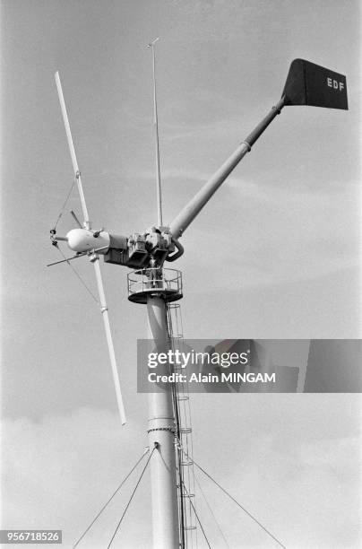 Construction de la première éolienne française à Ouessant en octobre 1979, France.