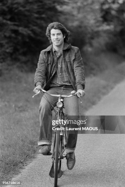 John Travolta sur un vélo dans la campagne Deauville le 8 septembre 1978, France.