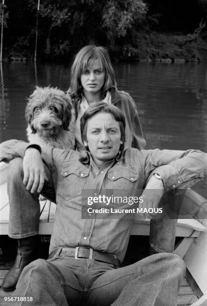 Le metteur en scène Just Jaeckin et l'actrice Dalila Di Lazzaro font de la barque avec leur chien à Paris en septembre 1975, France.