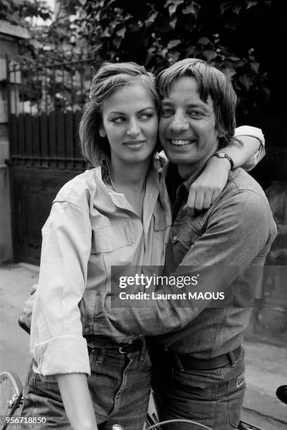 Le metteur en scène Just Jaeckin et l'actrice Dalila Di Lazzaro à Paris en septembre 1975, France.
