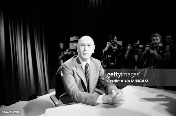 Valéry Giscard d'Estaing sur un plateau de télévision le soir de sa défaite lors des élections présidentielles à Paris le 10 mars 1981.