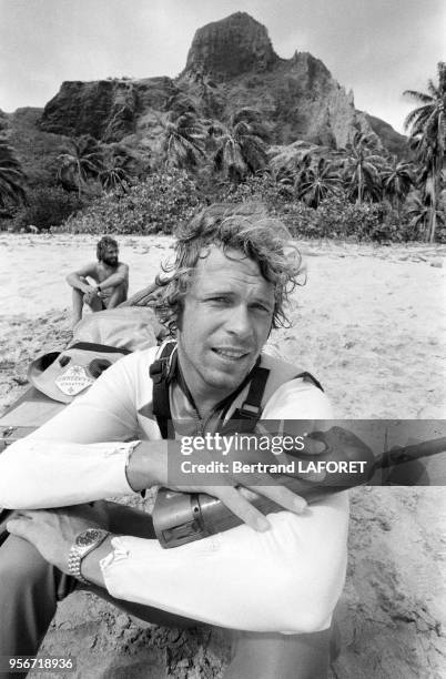 Arnaud de Rosnay avant sa tentative de traversée de l'Océan Pacifique entre les Iles Marquise et Hawaï en aout 1980, Moorea, Tahiti.