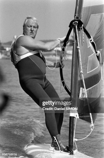 Jean-Marie Le Pen s'adonne à la planche à voile pendant ses vacances dans la maison familiale de La Trinité-sur-Mer le 3 septembre 1980, France.