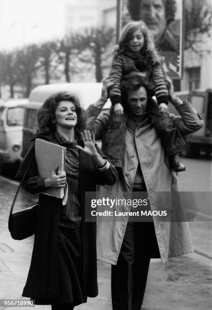 Bruce Dern portant une petite fille sur ses épaules et Ann-Margret lors du tournage du film 'Folies bourgeoises' de Claude Chabrol en décembre 1975 à...