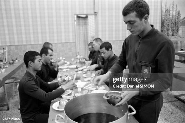 Déjeuner pour légionnaires du 2ème régiment étranger de Bonifaccio en avril 1981, France.