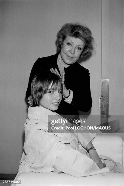 Maria Carita dans son salon de coiffure en décembre 1975 à Paris, France.