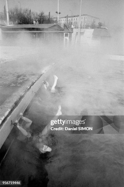 Baignade pour les moscovites dans une piscine découverte chauffée à 27° à Moscou en mars 1981, Moscou.