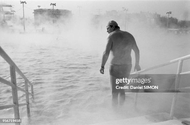 Baignade pour les moscovites dans une piscine découverte chauffée à 27° à Moscou en mars 1981, Moscou.