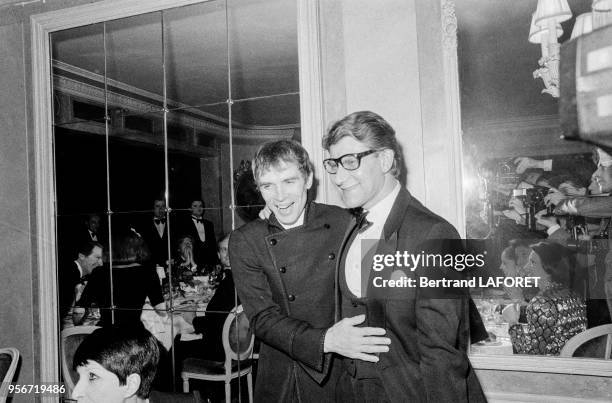 Zizi Jeanmaire, Yves Saint-Laurent et Rudolf Noureev lors de la soirée de lancement du nouveau parfum Saint-Laurent 'Kouros' à Paris en février 1981,...