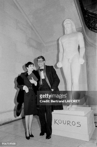 Zizi Jeanmaire et Yves Saint-Laurent lors de la soirée de lancement du nouveau parfum Saint-Laurent 'Kouros' à Paris en février 1981, France.