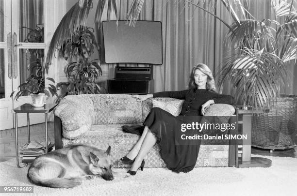 Actrice britannique Charlotte Rampling chez elle à Paris en mars 1982, France.