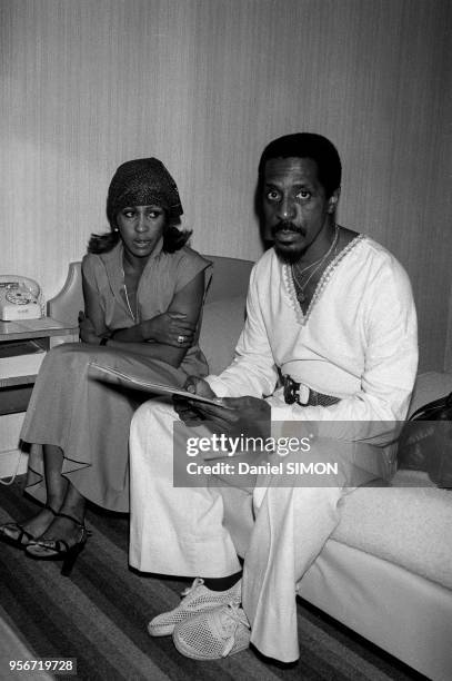 Ike et Tina Turner dans leur chambre d'hotel à Paris en aout 1975, France.