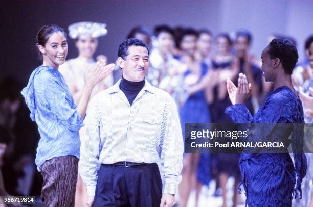 Le couturier Issey Miyake et ses mannequins lors de son défilé, Prêt-à-Porter, collection Printemps-été 1992 à Paris en octobre 1991, France.