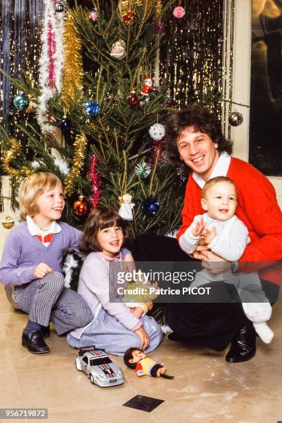 Gérard Lenorman chez lui avec ses enfants pendant les fêtes de Noël le 12 décembre 1980, France.