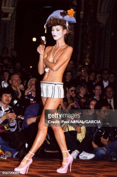 Kate Moss au défilé Vivienne Westwood, Prêt-à-Porter, collection été 1994 à Paris en octobre 1993, France.