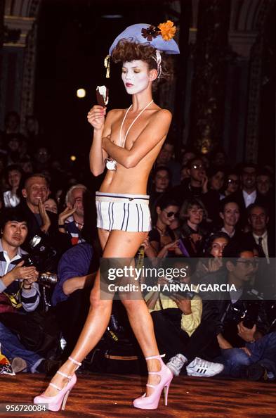 Guy Marineau, Kate Moss, défilé Vivienne Westwood, collection  prêt-à-porter automne-hiver (1994 - 1995)