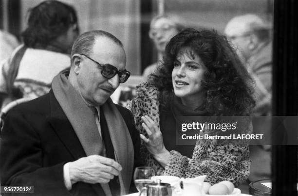 Actrice française Clio Goldsmith et le réalisateur Alberto Lattuada à Paris le 8 décembre 1980, France.