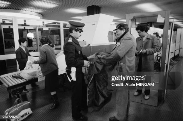 Contrôle des passagers venant des pays du Maghreb par la police de l'air et la douane à l'aéroport de Marseille-Marignane en janvier 1983, France.