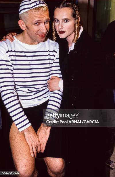 Jean-Paul Gaultier et Isabelle Pasco lors du défilé du couturier, Prêt-à-Porter, collection Automne-Hiver 1993-94 à Paris en mars 1993, France.