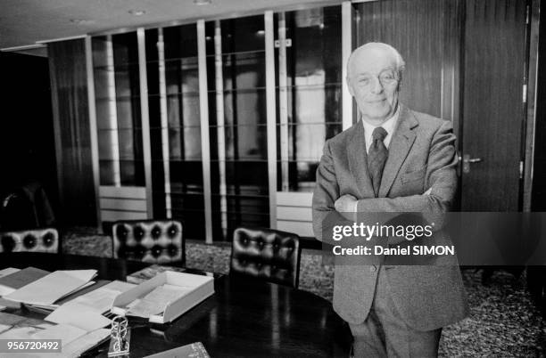 Guy de Rothschild, pdg de la banque Rothschild, dans son bureau à Paris le 9 novembre 1981, France.