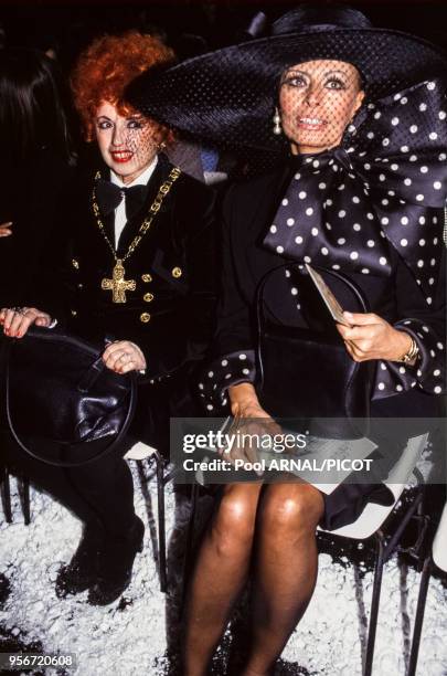 Yvette Horner et Sophia Loren lors du défilé Jean-Paul Gaultier pour la collection Prêt-à-Porter, Automne-Hiver 1994-95 à Paris en mars 1994, France.