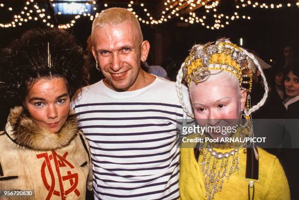 Bjork et Jean-Paul Gaultier lors du défilé du couturier pour la collection Prêt-à-Porter, Automne-Hiver 1994-95 à Paris en mars 1994, France.
