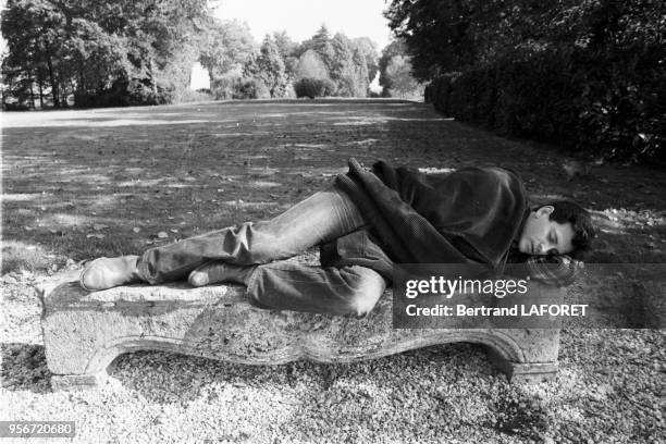 Francis Huster sur le tournage du film 'J'ai épousé une ombre' réalisé par Robin Davis dans la région de Bordeaux en octobre 1982, France.