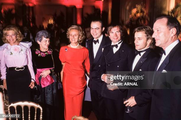 Bernadette Chirac, Christian Lacroix, Mikhaïl Barychnikov et Rudolf Noureev lors d'une soirée à Paris en octobre 1988, France.