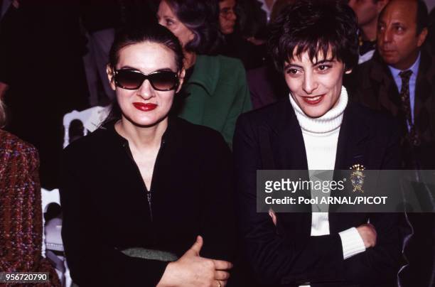 Inès de La Fressange et Paloma Picasso assistent au défilé Balmain pour la collection Haute-Couture, Printemps-été 1993 à Paris en janvier 1993,...