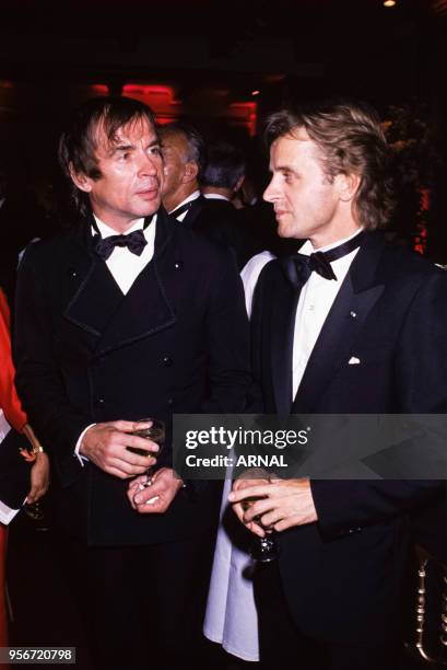 Mikhaïl Barychnikov et Rudolf Noureev lors d'une soirée à Paris en octobre 1988, France.