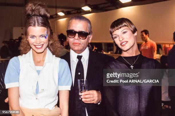 Karl Lagerfeld, Linda Evangelista et Claudia Schiffer lors du défilé du couturier, Prêt-à-Porter, collection Automne-Hiver 1993-94 à Paris en mars...
