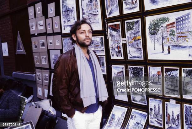 Patrick Dewaere dans une boutique de tableaux en octobre 1979 au Canada.